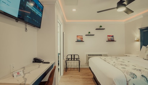 Comfort Queen Room - No Pets, Non-Smoking