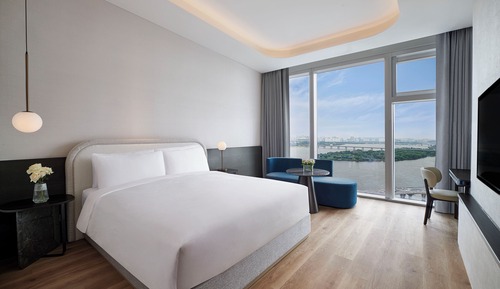 Deluxe Room, 1 King Bed, River View