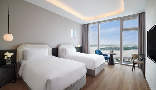 Deluxe Room, 2 Twin Beds, River View