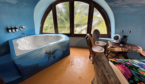 Honeymoon Jacuzzi Suite