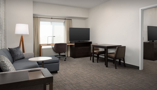 Suite, 1 Bedroom (Mobility/Hearing Access, Roll-In Shwr)