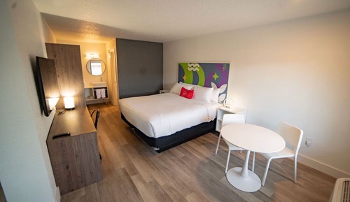 Room, 1 King Bed, Non Smoking, Courtyard View