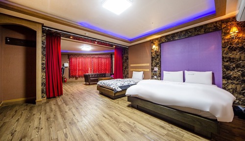 Room (Twin gaming room-2PC (free Netflix av)
