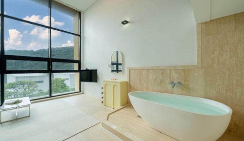 Room (B103 (whirlpool bathtub))