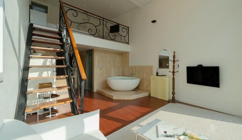 Room (B104 (whirlpool bathtub))