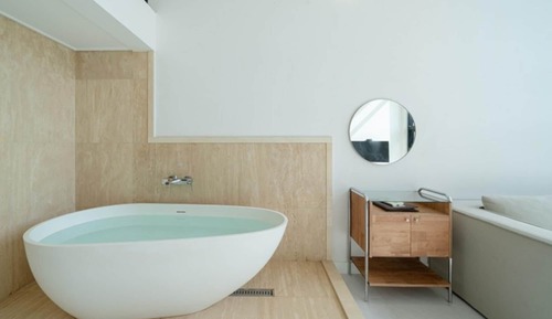 Room (A104 (whirlpool bathtub))
