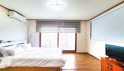 Room (Room 302 (Studio Beam Projector Netfl)