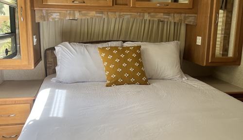 Deluxe Mobile Home, Multiple Beds