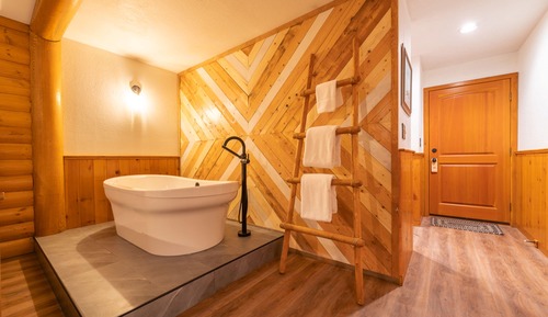 Jacuzzi Suite (Lodge Building)