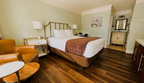 Standard Room, 1 Queen Bed, Non Smoking, Courtyard View