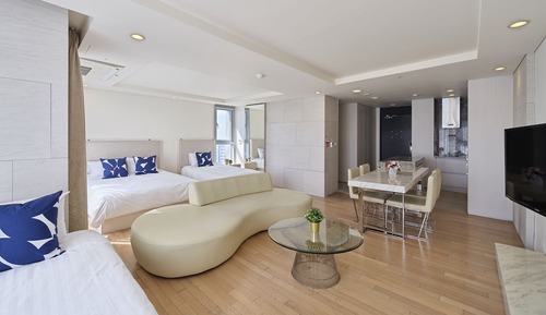 [24 Hour STAY] Premier Family Suite + Check-In 12PM + Check-Out 12PM