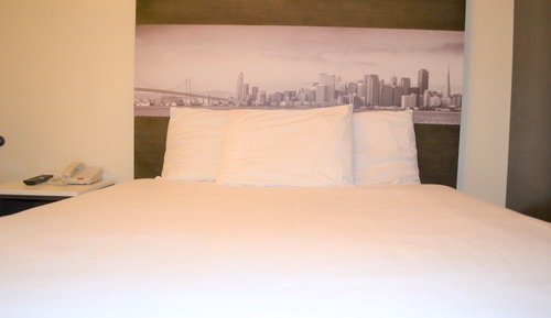 Deluxe Room, 1 Queen Bed, Shared Bathroom
