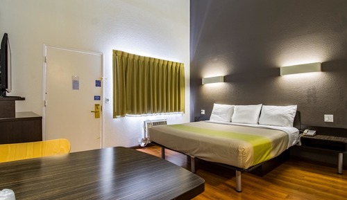 Standard Room, 1 King Bed, Accessible, Non Smoking