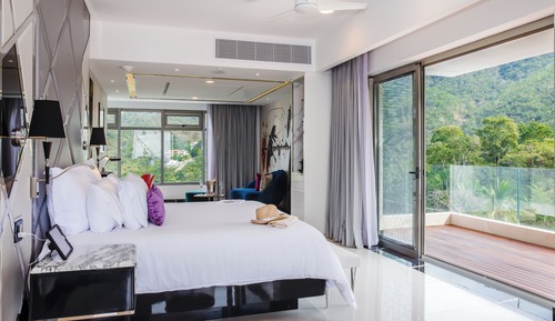 Ultra Corner Suite South