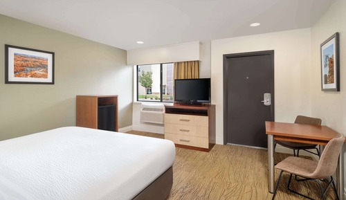 Standard Room, 1 King Bed, Accessible, Non Smoking
