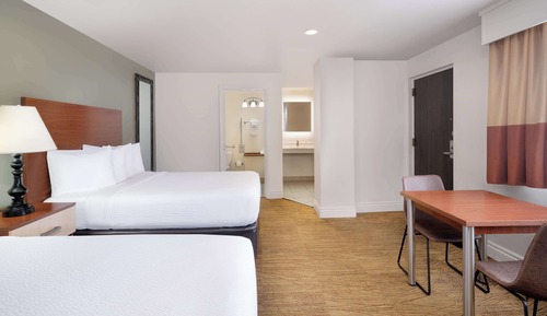Standard Room, 2 Queen Beds, Accessible, Bathtub