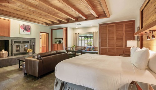 Deluxe Room, 1 King Bed, Poolside