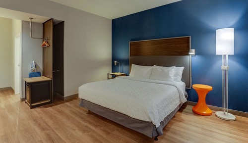 Room, 1 King Bed, Accessible (Mobility & Hearing, Roll-In Shower)
