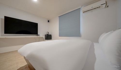 Room (Standard - 60+ spacious parking lot r)