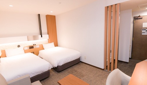 Twin Room, Smoking