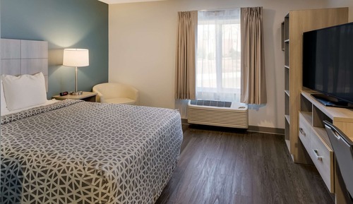 Queen Suite w/ Dishwasher (Dishes/Cookware Included)