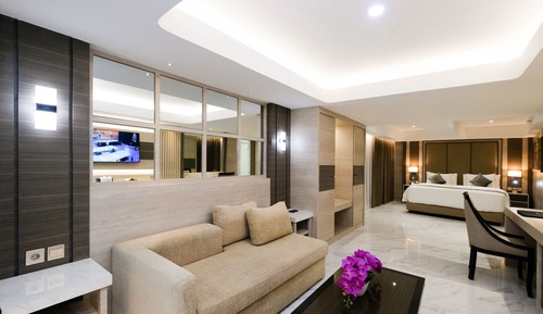 Junior Studio Suite, 1 King Bed, Non Smoking, Pool View