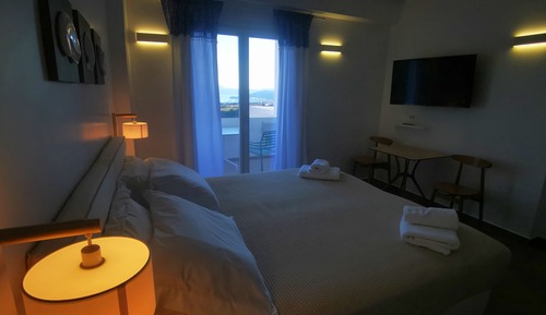 Standard Apartment, 1 Queen Bed, Sea View (Room 5)