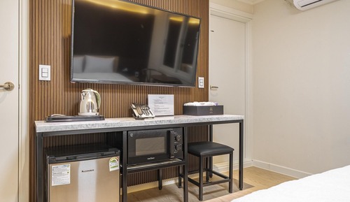 Room (Room 304)