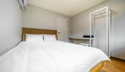 Room (Room 102)