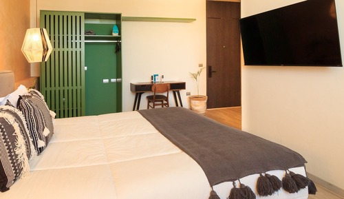 Studio Suite, 1 Queen Bed, Pool Access, City View