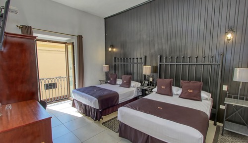 Superior Double Room, 2 Double Beds, City View (Vista Frontal)