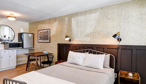Room, 1 Queen Bed, Refrigerator & Microwave