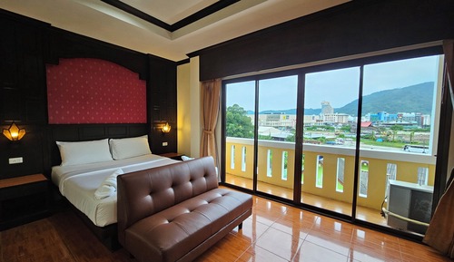 Family Room, 2 Bedrooms