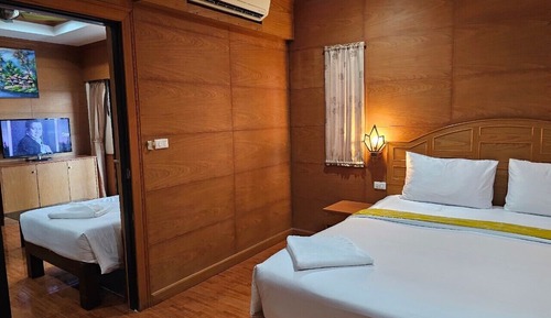 Family Suite, 1 Bedroom, City View