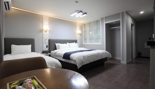 Room (Twin)