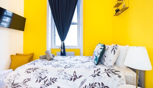 Room (4)