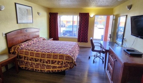 Basic Single Room, 1 King Bed, Smoking, Refrigerator & Microwave