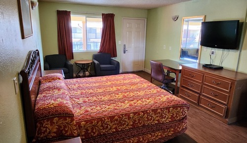 Basic Room, 1 King Bed, Non Smoking, Refrigerator & Microwave