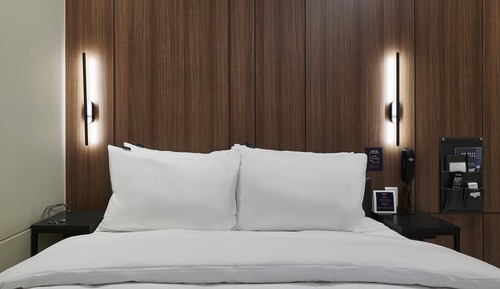 Room (Deluxe (queen bed 55 TV shower booth )