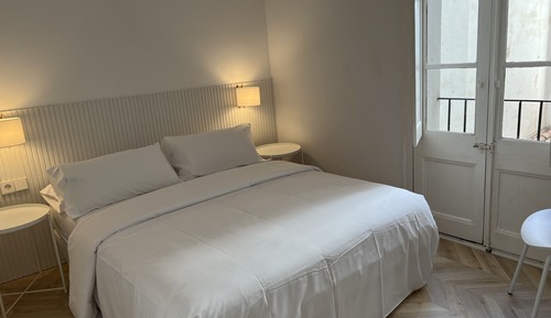 Business Room, Shared Bathroom