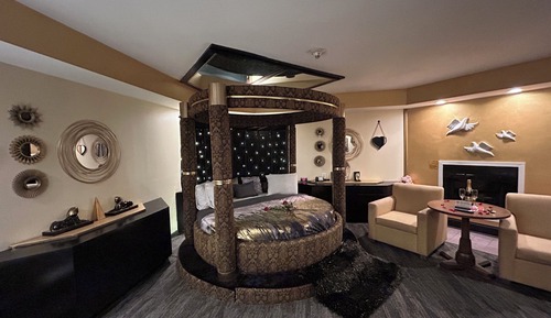 Black & Gold Suite with Hot Tub-Fireplace