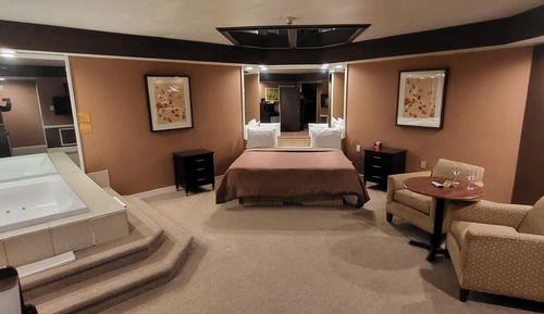 Deluxe Romantic Suite - Hot Tub & Fireplace
