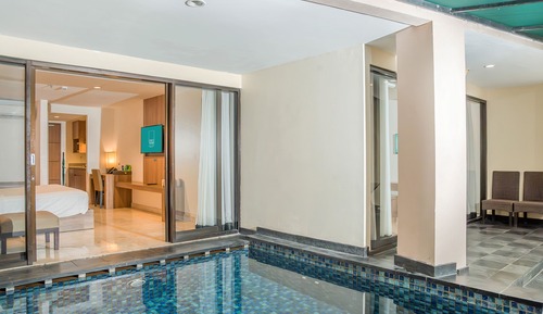 Deluxe Pool Suite