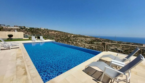 Elite 5 Bedrooms Villa with Pool UV07