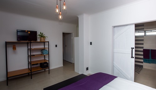 Classic Room 5= Amanzi=  double room with kitchenette, 2 single beds with or without topping