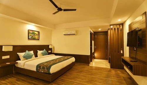 Deluxe Room, 1 King Bed, Smoking, Pool Access