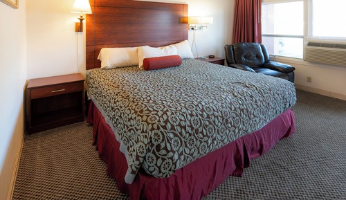 Basic Room, 1 King Bed, Non Smoking