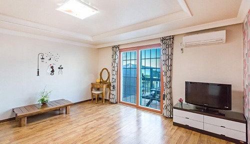 Room (Byulbit Bada)
