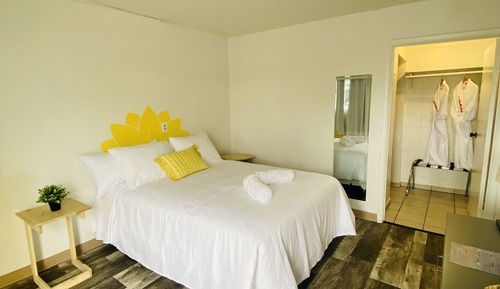 Deluxe Room, 1 Queen Bed (Pet Friendly) (No Breakfast)