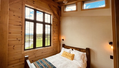 Luxury Cabin, 2 Queen Beds, River View